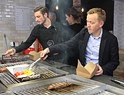 Restaurantleiter Patrick Pfeiffer und Geschäftsführer Wolfgang Engwicht bei der "Arbeit" (v.l.)  (©Foto: Grill & Grace)